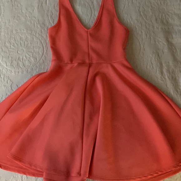 Beautiful dress in the color coral never worn. - Picture 3 of 5